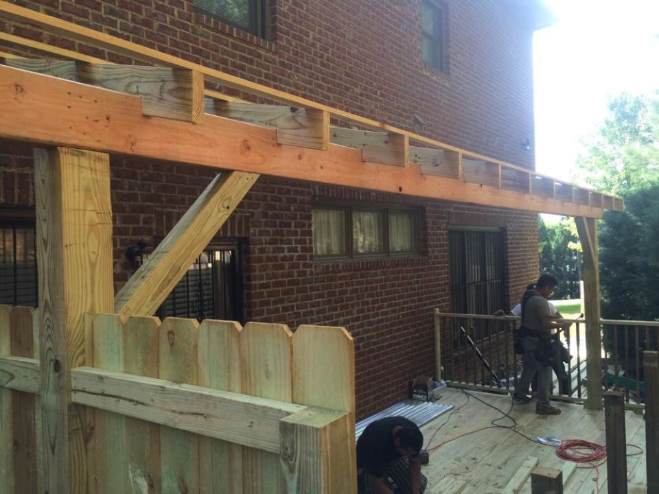 Deck with a clear corrugated roof system – photo 6